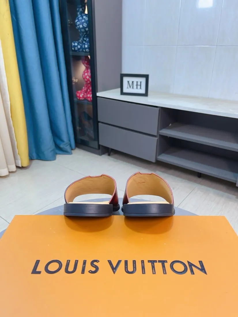 Men's men's shoes 💰360🌸🌸LV medium men's spring and summer slippers counter synchronization. The uppers are imported from Italy with open edge beads and color-changing logo graphics. High-quality craftsmanship. Soles: Original soles specially provided by the original factory. Exclusive molded soles are super comfortable. Original factory single goods. 🔍🔍High quality. You can enter and exit the counter at will. Welcome to compare. Size 38-45